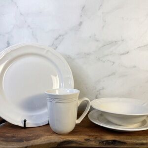 4 Piece Place Setting Of  Thomson Pottery BIANCA  White EXCELLENT